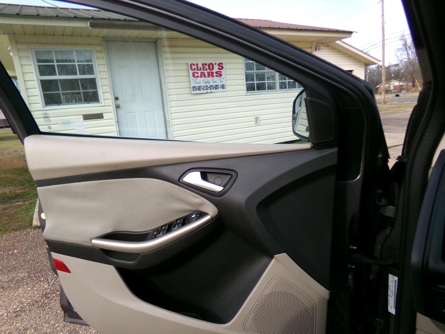 2012 Sterling Gray Metallic /tan Ford Focus SEL (1FAHP3H26CL) with an 2.0L engine, automatic transmission, located at 401 First NE, Bearden, AR, 71720, (870) 687-3414, 33.726528, -92.611519 - Photo#4